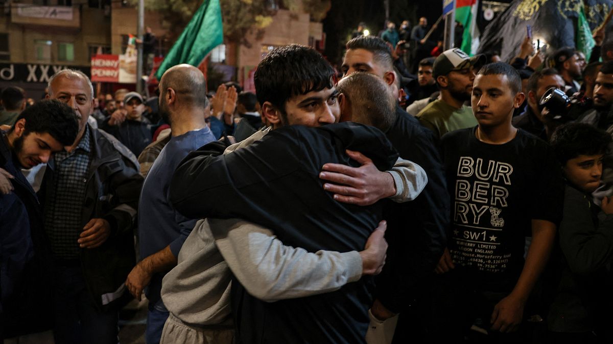 İsrail tarafından serbest bırakılan bir rehine (solda) Batı Şeria'nın Ramallah kentinde karşılandı. 
