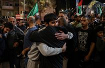 İsrail tarafından serbest bırakılan bir rehine (solda) Batı Şeria'nın Ramallah kentinde karşılandı. 