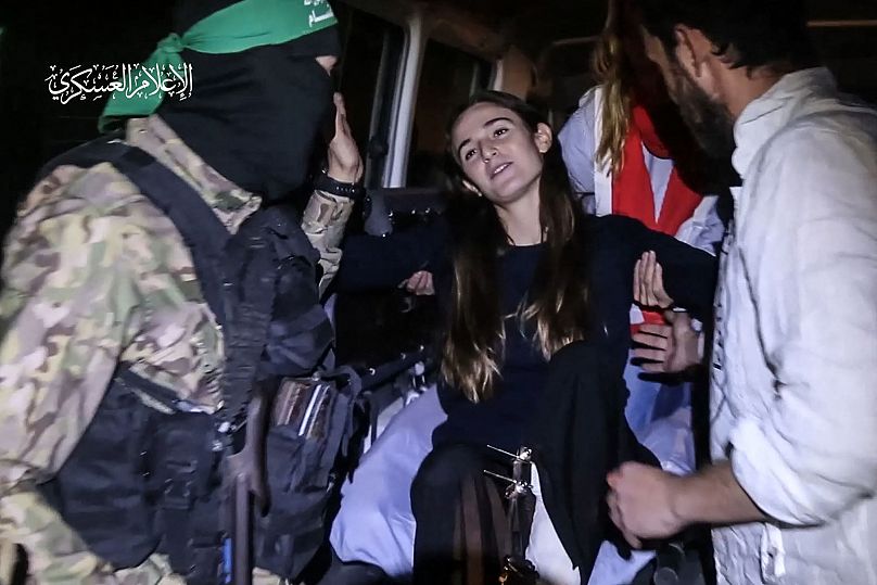 Gazze Şeridi'nde serbest bırakılan 21 yaşındaki İsrailli rehine Maya Regev, Kızılhaç aracına götürülüyor