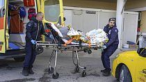 Διασωθείς του ναυαγίου ανοιχτά της Λέσβου διακομίζεται στο νοσοκομείο της Μυτιλήνης