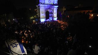  İnsanlar geçen ay Roma'daki İmparator Tito Takı'nda İsrail'e destek için düzenlenen bir miting sırasında yakılan meşaleye katıldı
