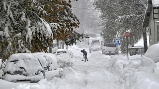 Un uomo spala la neve nella città di Isperih in Bulgaria