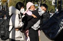 Meggyógyult: a szülei elhoznak az egyik pekingi gyerekkórházból egy kislányt