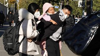 Meggyógyult: a szülei elhoznak az egyik pekingi gyerekkórházból egy kislányt