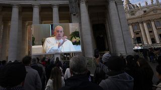 A pápa csak a kivetítőn keresztül áldotta meg a híveket vasárnap a Szent Péter téren