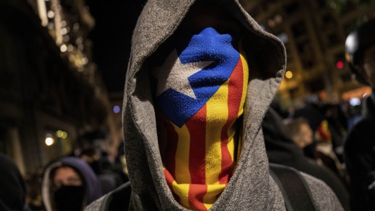 Сторонник независимости Каталонии с националистическим флагом "Эстелада".