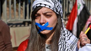 طالبة تتظاهر ضد قمع حرية التعبير