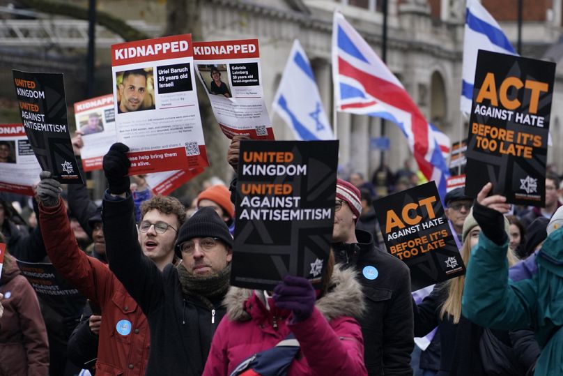 Στιγμιότυπο από τη διαδήλωση στο Λονδίνο κατά του αντισημιτισμού