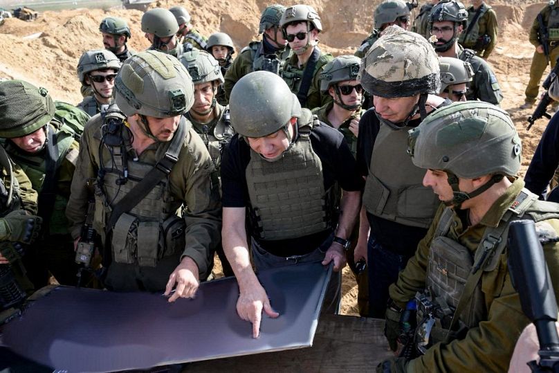 Il premier israeliano Netanyahu con i soldati nel nord della Striscia di Gaza