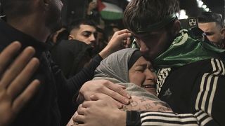 17-летний палестинский заключенный, освобожденный в рамках обмена, с матерью в Рамаллахе