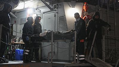 Ein Frachter ist vor der griechischen Insel Lesbos in Seenot geraten und sank. Eine Leiche wurde geborgen, 12 Besatzungsmitglieder werden vermisst