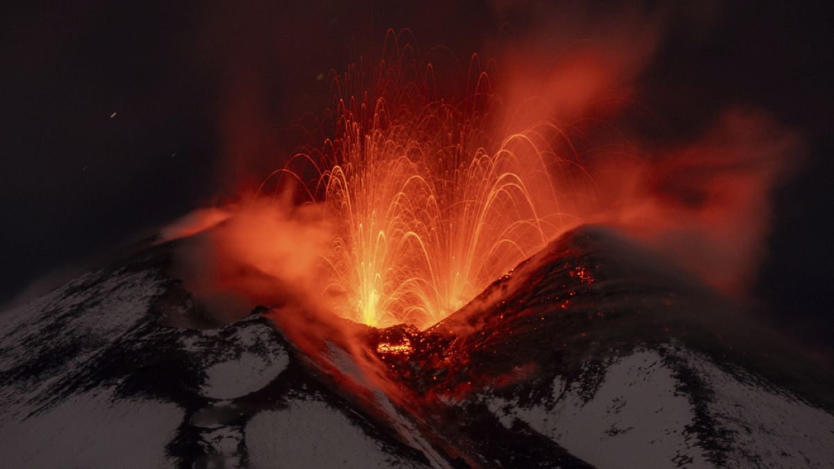 Vulcão Etna em erupção, na ilha de Sicília, Itália