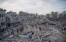بيوت الفلسطينيين في دير البلح وقد دمرها القصف الإسرائيلي. 2023/11/22