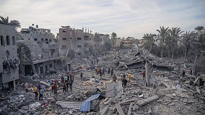 بيوت الفلسطينيين في دير البلح وقد دمرها القصف الإسرائيلي. 2023/11/22