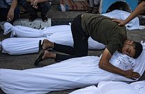 Palästinenser trauern um ihre Angehörigen, die bei der israelischen Bombardierung des Gazastreifens getötet wurden, vor der Leichenhalle in Deir al Balah, Mittwoch, 1\. November 2023.