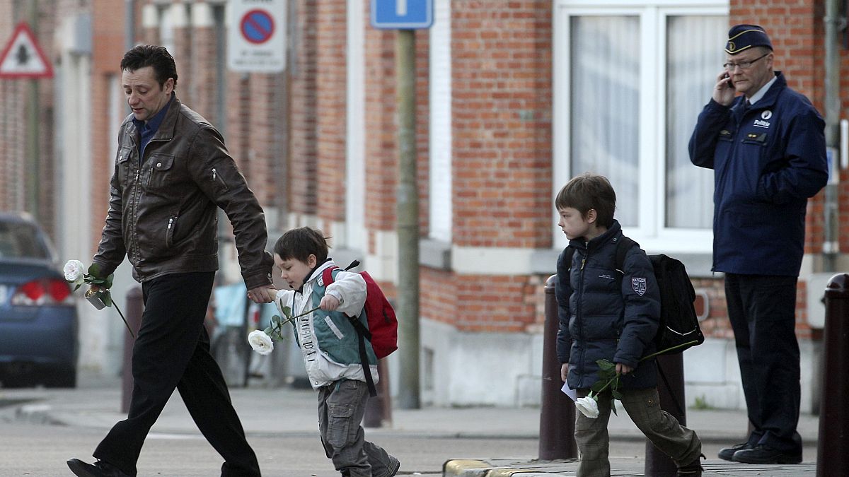 تلميذات في شارع بالقرب من بوابة مدرسة سينت لامبرتوس في هيفيرلي، بلجيكا. 2012/03/15
