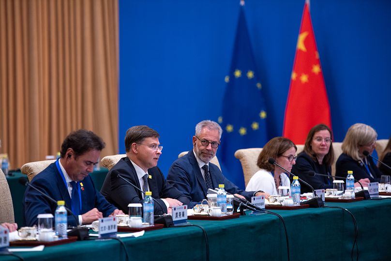 Il vicepresidente esecutivo della Commissione europea con delega al Commercio (il secondo da destra), Valdis Dombrovskis in Cina