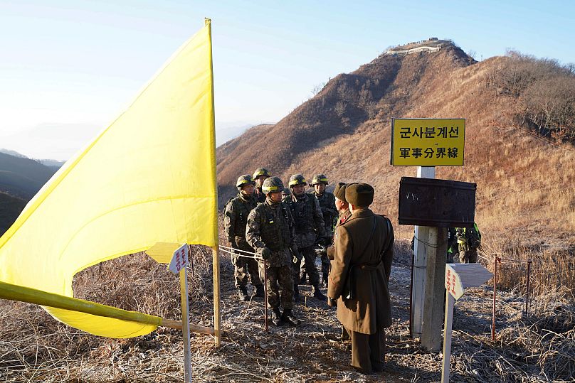 جنود من الكوريتين الجنوبية والشمالية على خط الحدود في المنطقة مزوعة السلاح 2018