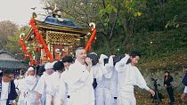 من بين طقوس الاحتفالات بمهرجان آيكاوا، حمل سكّان القرى لضريح مقدس طوال اليوم.