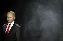 Актриса Радена Валканова в роли Владимира Путина  в спектакле "Гаага"