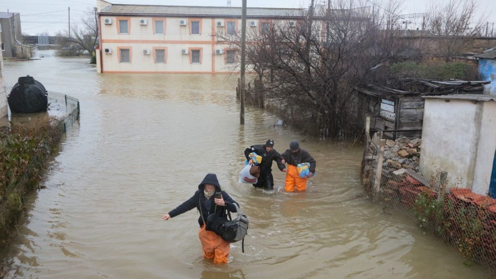 Крим: Почти половин милион души останаха без ток след бурята в Черно море