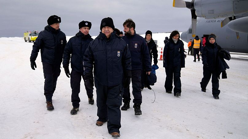 آنتونی گوترش در کنار رئیس جمهوری شیلی در سفر به جزیره شتلند جنوبی در قطب جنوب پیش از سفر به دبی