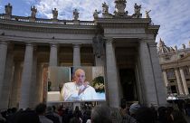 نقل صلاة التبشير الملائكي من مقر إقامة البابا في بيت القديسة مارتا في الفاتيكان على شاشة عملاقة