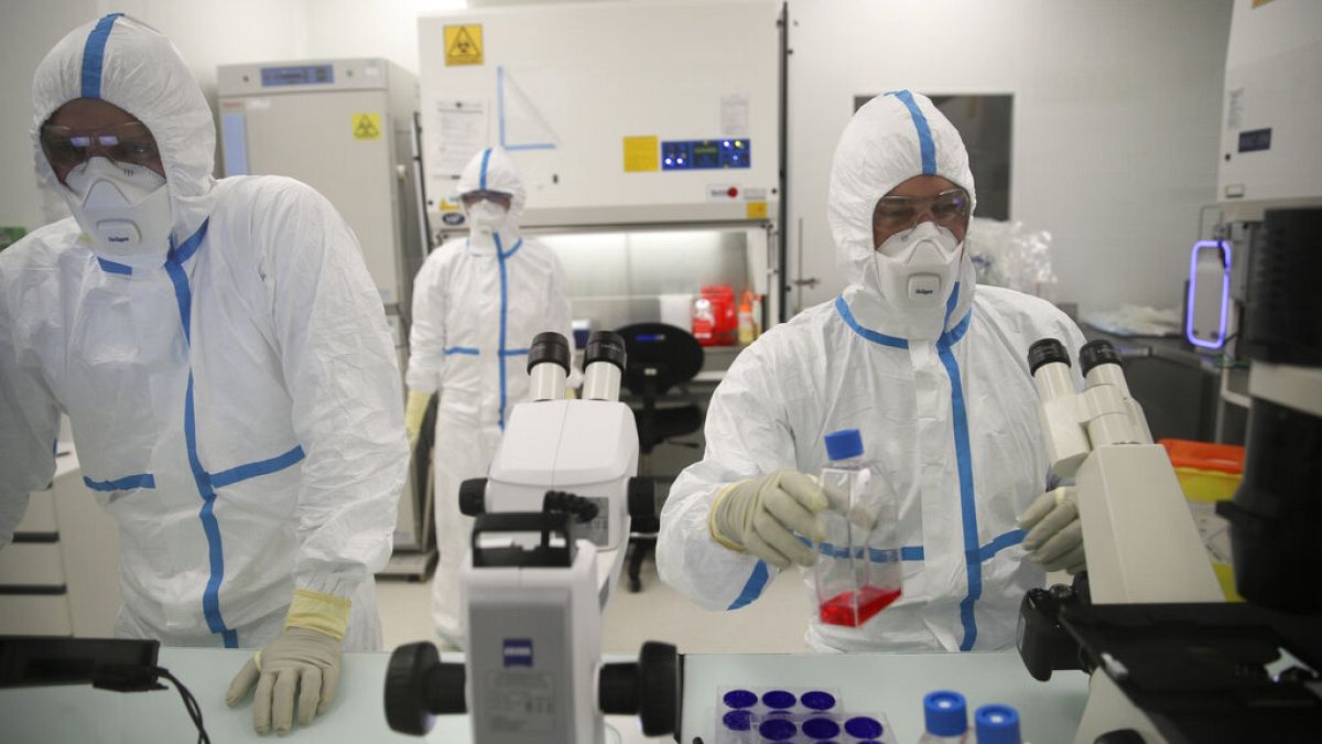 متخصصون يعملون في مختبرات فالنيفا في سان هيربلين، غرب فرنسا، 3 فبراير 2021.