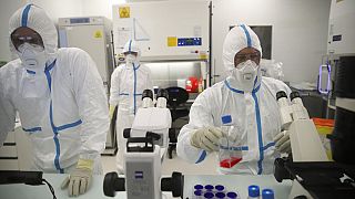 متخصصون يعملون في مختبرات فالنيفا في سان هيربلين، غرب فرنسا، 3 فبراير 2021.
