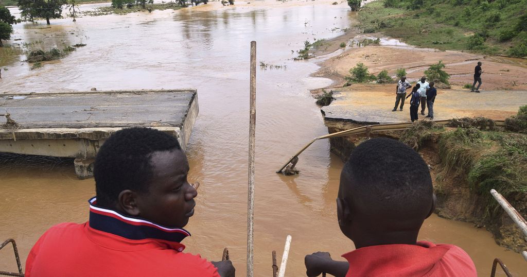 East Africa Floods: Death toll mounts in Kenya