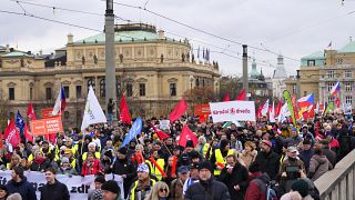 Los afiliados de sindicatos marcharon por Praga antes de reunirse en una plaza del centro cerca del edificio del Parlamento.