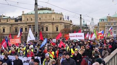 Migliaia di manifestanti sono scesi in stada a Praga lunedì 27 novembre 