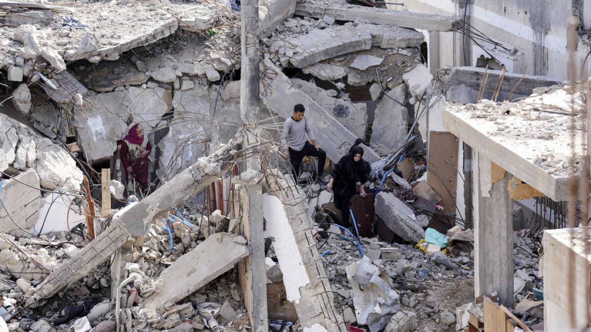 فلسطينيون يزورون منازلهم التي دمرتها القصف الإسرائيلي في بلدة خزاعة شرق خان يونس بقطاع غزة في اليوم الثالث من الهدنة- 26 نوفمبر 2023.