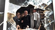 Il presidente israeliano Isaac Herzog e il collega tedesco Frank-Walter Steinmeier visitano il kibbutz Be'eri attaccato da Hamas lo scorso 7 ottobre