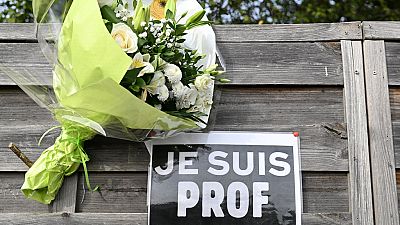 Blumen am Tatort nahe Paris am 16.10.2020