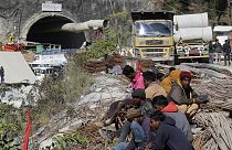 Hindistan'da dağ yolu tünelinde 12 Kasım'da meydana gelen göçüğün altında mahsur kalan 41 işçiyi çıkarma çalışmaları devam ediyor