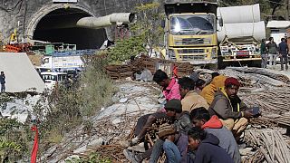 Hindistan'da dağ yolu tünelinde 12 Kasım'da meydana gelen göçüğün altında mahsur kalan 41 işçiyi çıkarma çalışmaları devam ediyor