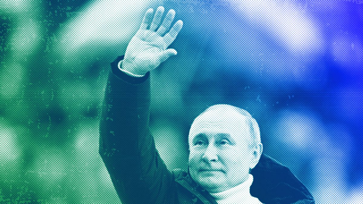 Vladimir Putin acena às pessoas depois de discursar num concerto em Moscovo, em março de 2022