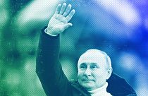 Vladimir Putin saluta la gente dopo aver pronunciato il suo discorso a un concerto a Mosca, marzo 2022