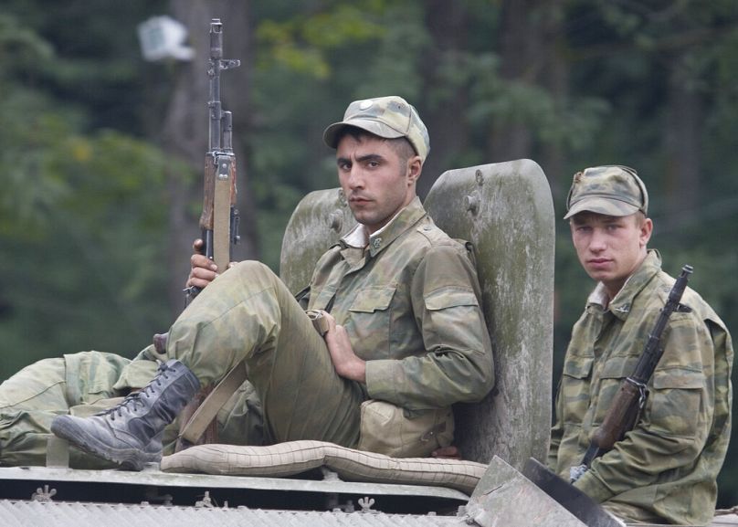 Des soldats russes à bord d'un véhicule blindé près d'Alagir, en Ossétie du Nord, août 2008