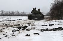 Soldaten der Ukraine auf einem Panzer an der Front bei Kharkiw