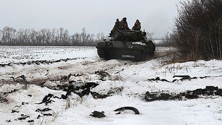 Soldaten der Ukraine auf einem Panzer an der Front bei Kharkiw
