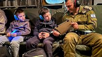 Gal y Tal Almog-Goldstein rehenes liberados por Hamás transportados en helicóptero