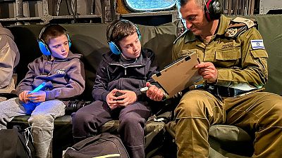 Gal y Tal Almog-Goldstein rehenes liberados por Hamás transportados en helicóptero