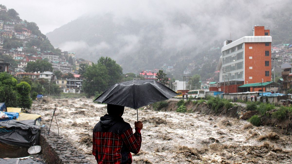 Un homme regarde la rivière Beas en crue suite à de fortes pluies à Kullu, Himachal Pradesh, Inde.