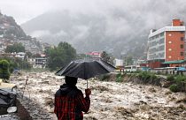 Un homme regarde la rivière Beas en crue suite à de fortes pluies à Kullu, Himachal Pradesh, Inde.