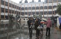 نازحون فلسطينيون داخل مدرسة تديرها الأمم المتحدة خلال اليوم الرابع من وقف إطلاق النار المؤقت بين حماس وإسرائيل في رفح، غزة، 27 نوفمبر، 2023
