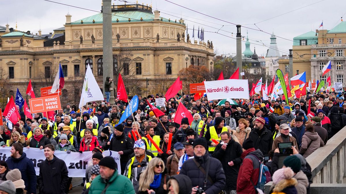 هزاران معترض در مرکز شهر پراگ جمهوری چک راهپیمایی کردند