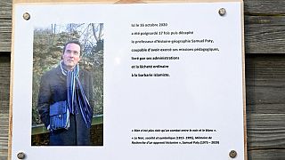 Esta imagen del 16 de octubre de 2023 muestra una placa conmemorativa a Samuel Paty, asesinado cerca de la escuela Bois d'Aulne en Conflans-Sainte-Honorine.