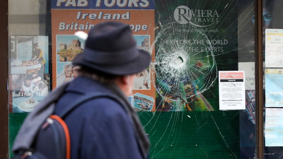 Un cristal roto tras los disturbios en Dublín, Irlanda.
